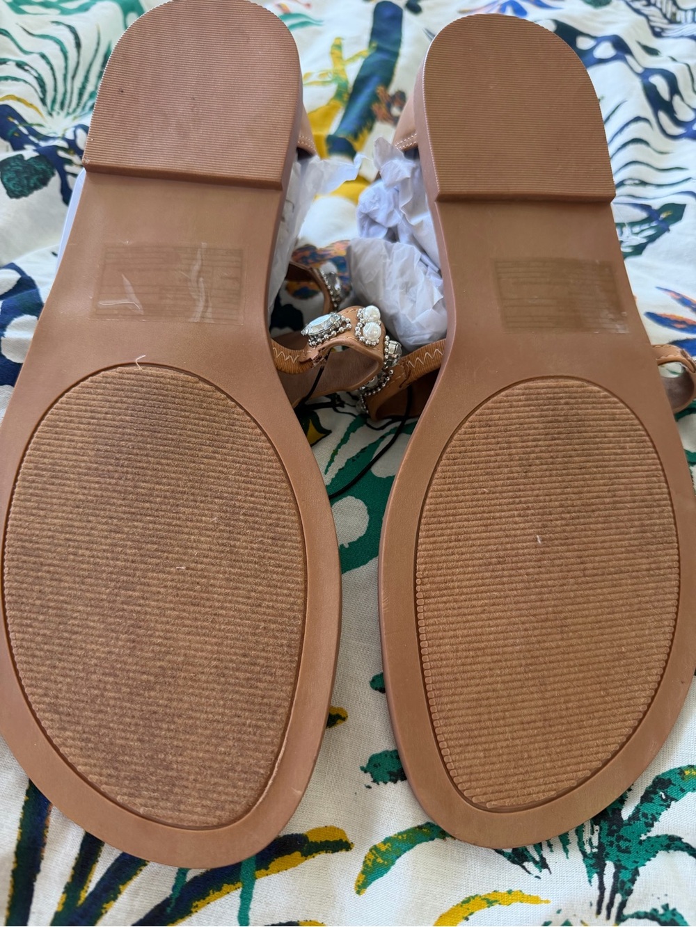 NWT 10.5W Torrid Tan Jeweled T-Strap Sandals - Picture 4 of 5